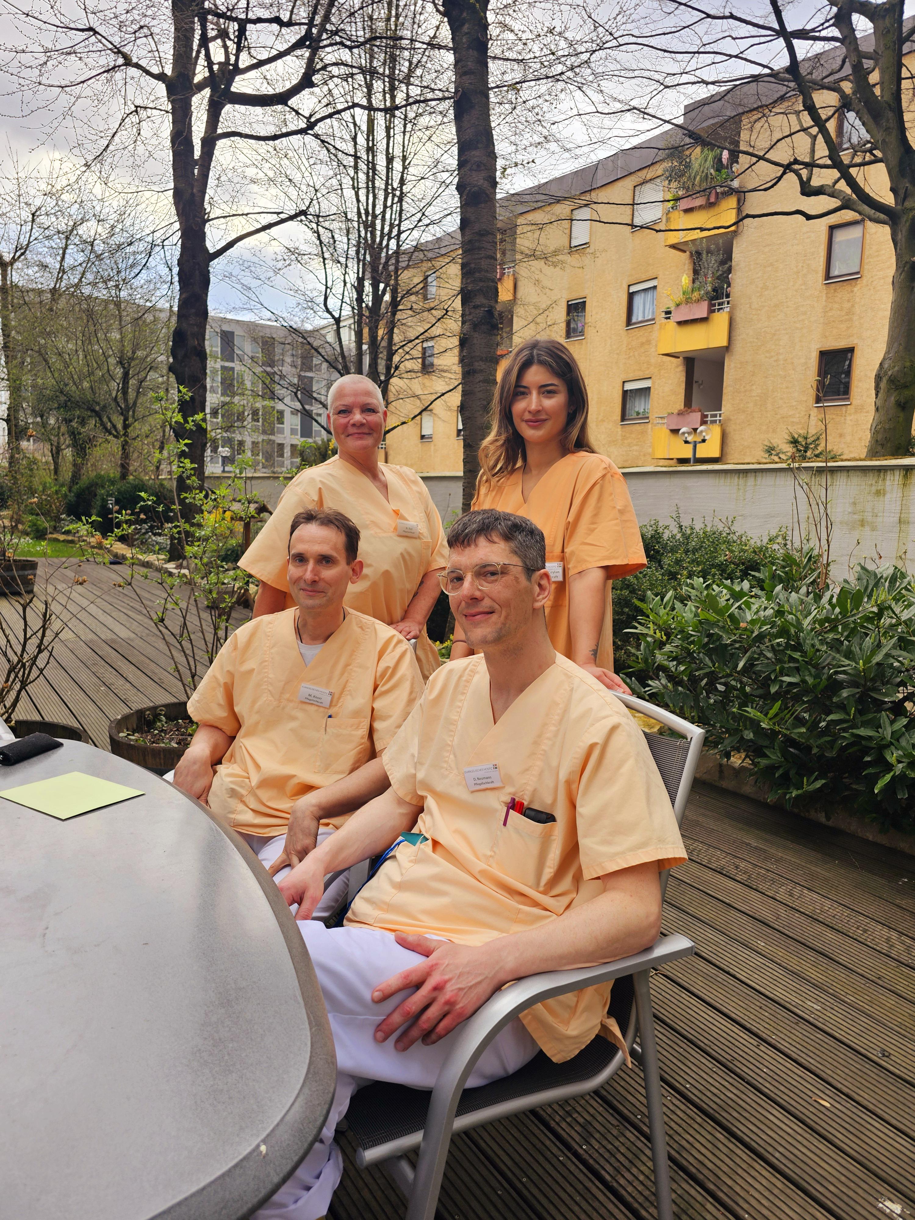 Vier Kolleg:innen aus dem Evangelischen Hospiz Frankfurt und dem Anni-Emmerling-Haus in Offenbach haben an der Fortbildung „Aktivitas“ teilgenommen