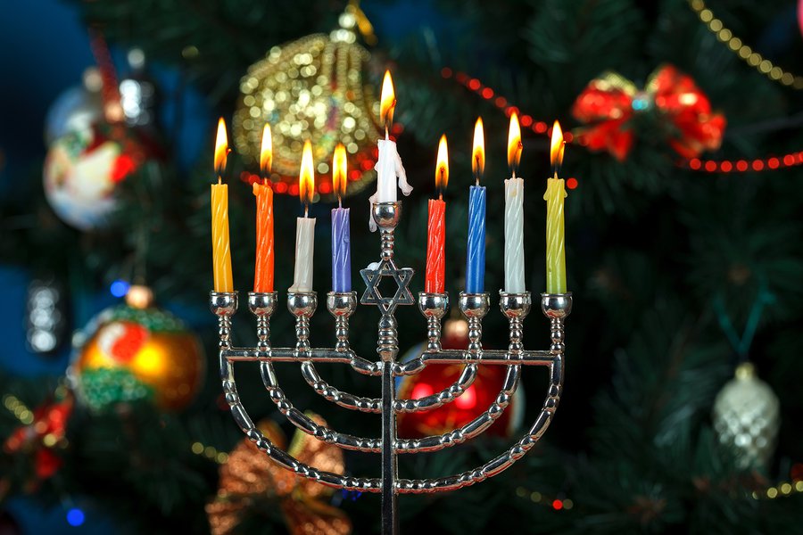 In der dunklen Jahreszeit feiern jüdische und christliche Menschen religiöse Feste, Chanukka und Weihnachten  |
