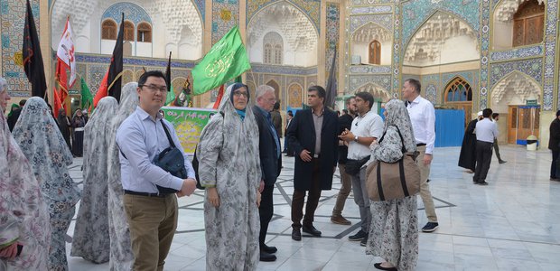 Für die Besichtigung der Großen Moschee in Qom ist Anlegen des Tschadors Voraussetzung |  Fotografin: Bettina Behler