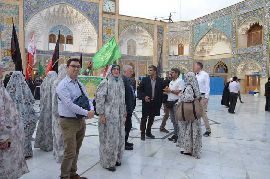 Für die Besichtigung der Großen Moschee in Qom ist Anlegen des Tschadors Voraussetzung |  Fotografin: Bettina Behler