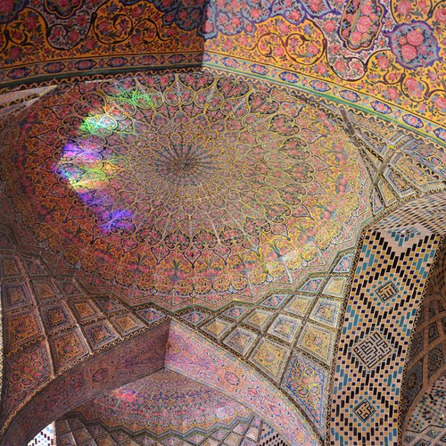 Das prachtvolle Deckengewölbe der Nasir ol-Molk Moschee in Shiraz  |  Fotografin: Bettina Behler