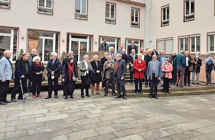 Die Freude über das Wiedersehen und den regen Austausch dokumentiert auch das Gruppenfoto von den Gästen der Ordinationsjubiläumsfeier. In der Mitte (mit rotem Schlips) der Propst für Rheinhessen und das Nassauer Land, Dr. Klaus-Volker Schütz |