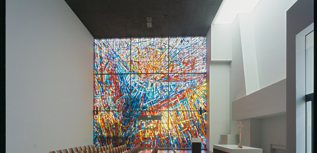 Das große Chorfenster ist ein Blickfang in der renovierten Dornbuschkirche