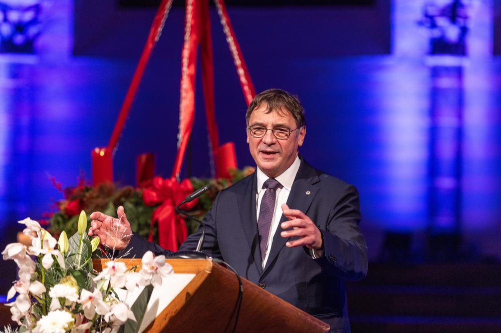 Kirchenpräsident Volker Jung verabschiedete sich mit einem Grußwort. Er geht zum 31. Dezember in den Ruhestand. |