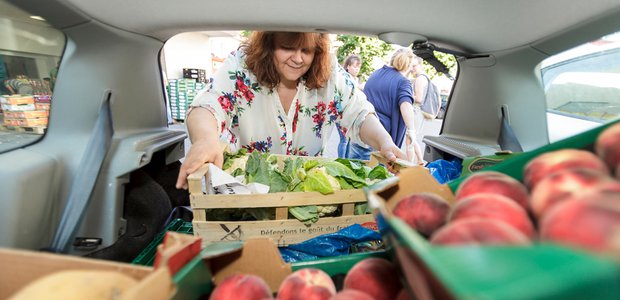 Ein Kofferraum voller Gemüse und Obst: Foodsaverin Heike bei einer Abholung im Gallus. Foto: Ilona Surrey