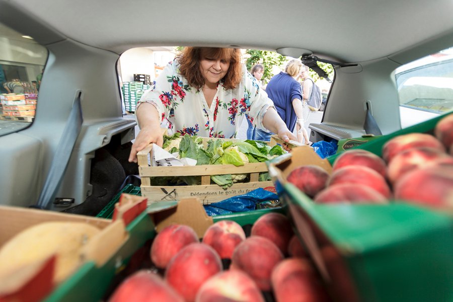 Ein Kofferraum voller Gemüse und Obst: Foodsaverin Heike bei einer Abholung im Gallus. Foto: Ilona Surrey
