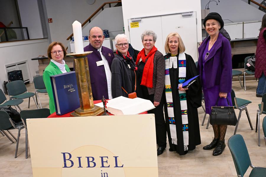 v. li. Ulrike Scherf, Nulf Schade-James, Ulrike Hofmann, Birgit Pfeiffer, Ute Kniegisela Matthiae alias Frau Adele Seibold. I Foto: Renate Hoyer