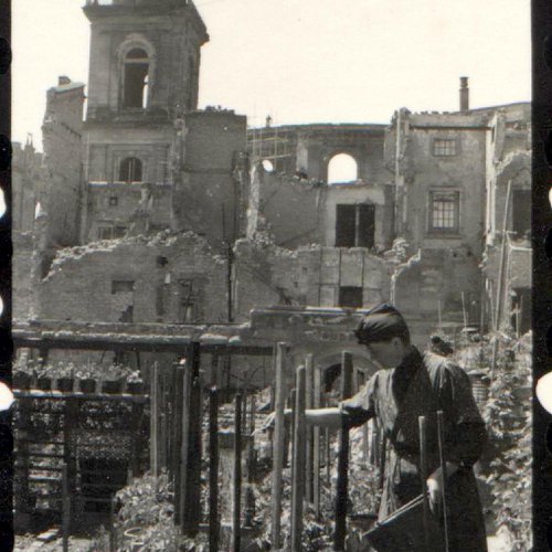 Gärtnern in den Trümmern  (im Hintergrund die Ruine der Paulskirche)
