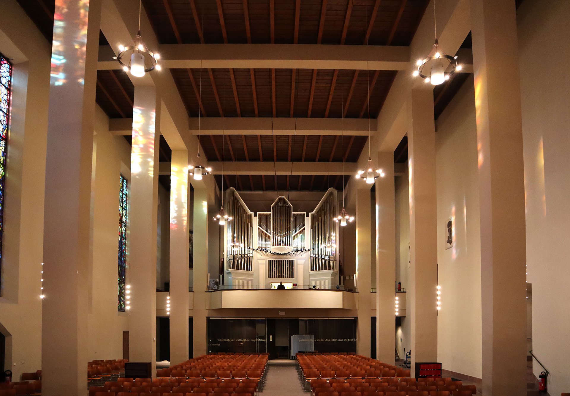 Frank Hoffmann an der Orgel in der Heiliggeistkirche am Dominikanerkloster  |  Foto: Felix Volpp