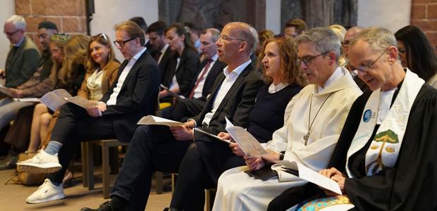 Volle Reihen beim Gottesdienst für Parlamentarierinnen und Parlamentarier, Magistratsmitglieder und Vertreter:innen der Kommunalen Ausländer- und Ausländerinnenvertretung in der Alten Nikolaikirche.