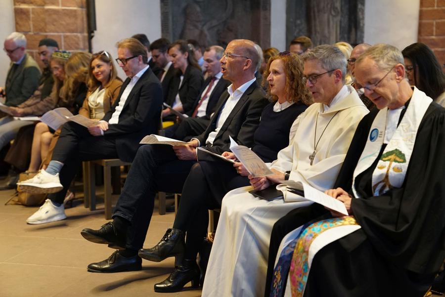 Volle Reihen beim Gottesdienst für Parlamentarierinnen und Parlamentarier, Magistratsmitglieder und Vertreter:innen der Kommunalen Ausländer- und Ausländerinnenvertretung in der Alten Nikolaikirche.