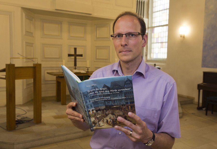 Pfarrer Holger Wilhelm aus Hausen hat ein Buch über die Geschichte der Migration in Frankfurt geschrieben. Foto: Rolf Oeser