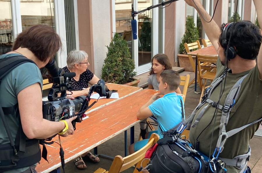 Lara und Emre im Gespräch mit EFO-Redakteurin Antje Schrupp. Mit dabei: ein Kamerateam des Hessischen Rundfunks, der über die Suche der Kinder eine Dokumentation für den Kika dreht. | Foto: Felix Volpp