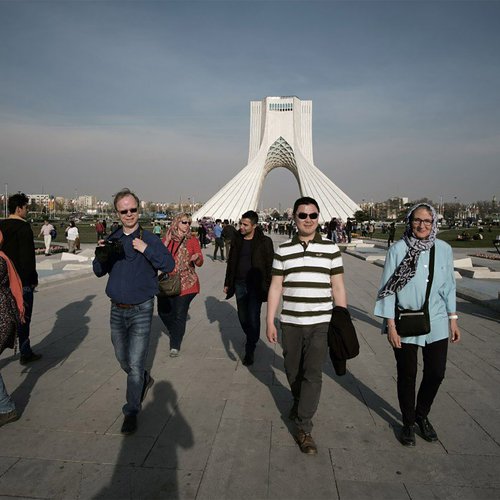 Ein Teil der Reisegruppe vor dem Azadi-Monument in Teheran  |  Fotograf: Matthias Schmidt