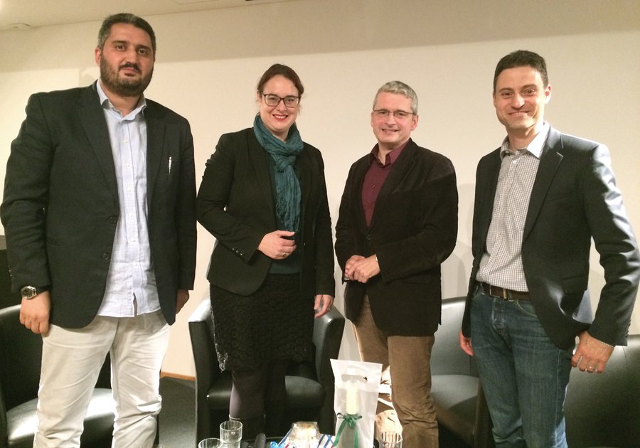 Diskutierten kontrovers über Radikalisierung und Religion: Hakan Çelik, Lisa Gnadl, Joachim Valentin, Meron Mendel (von links nach rechts). Foto: Stefanie von Stechow