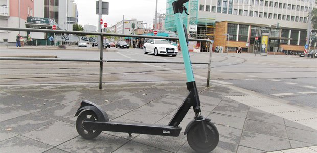 E-Roller sind inzwischen über all in der Frankfurter Innenstadt zu finden |