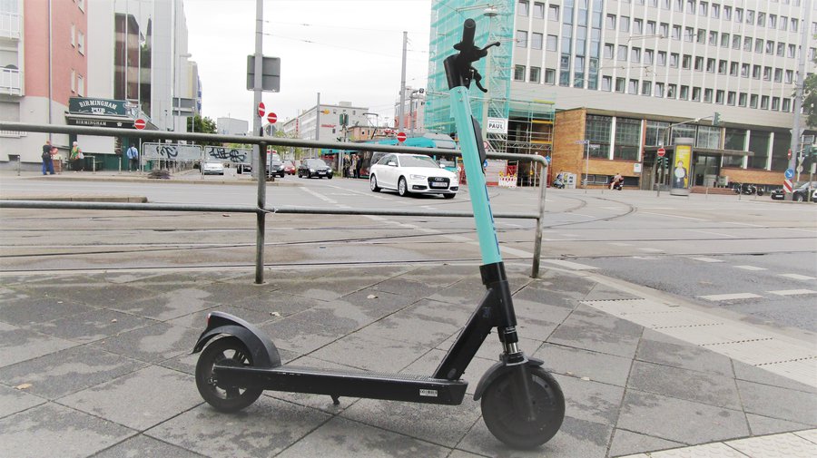 E-Roller sind inzwischen über all in der Frankfurter Innenstadt zu finden |