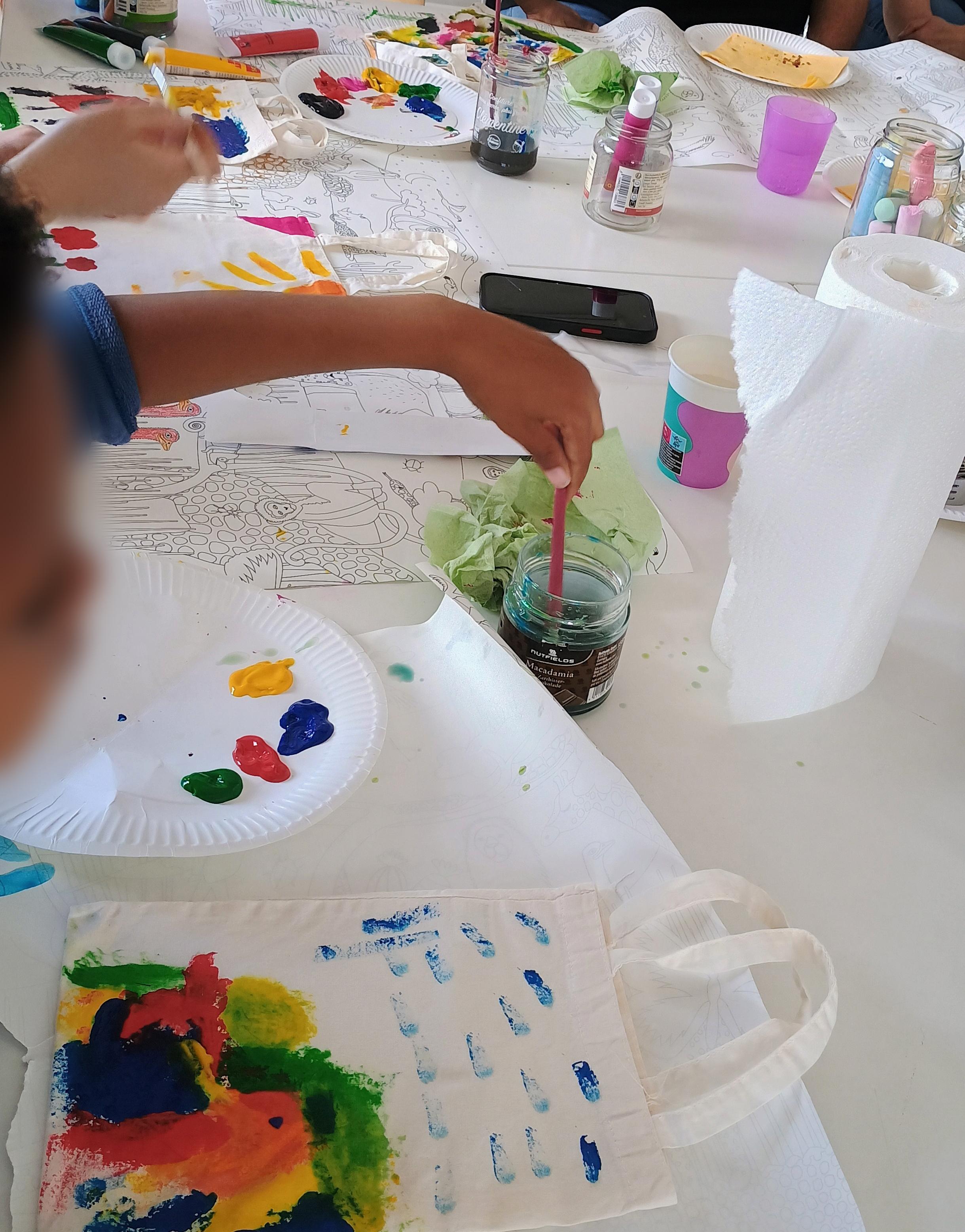 Die buntbemalten Stofftaschen konnten die Kinder mit nach Hause nehmen.