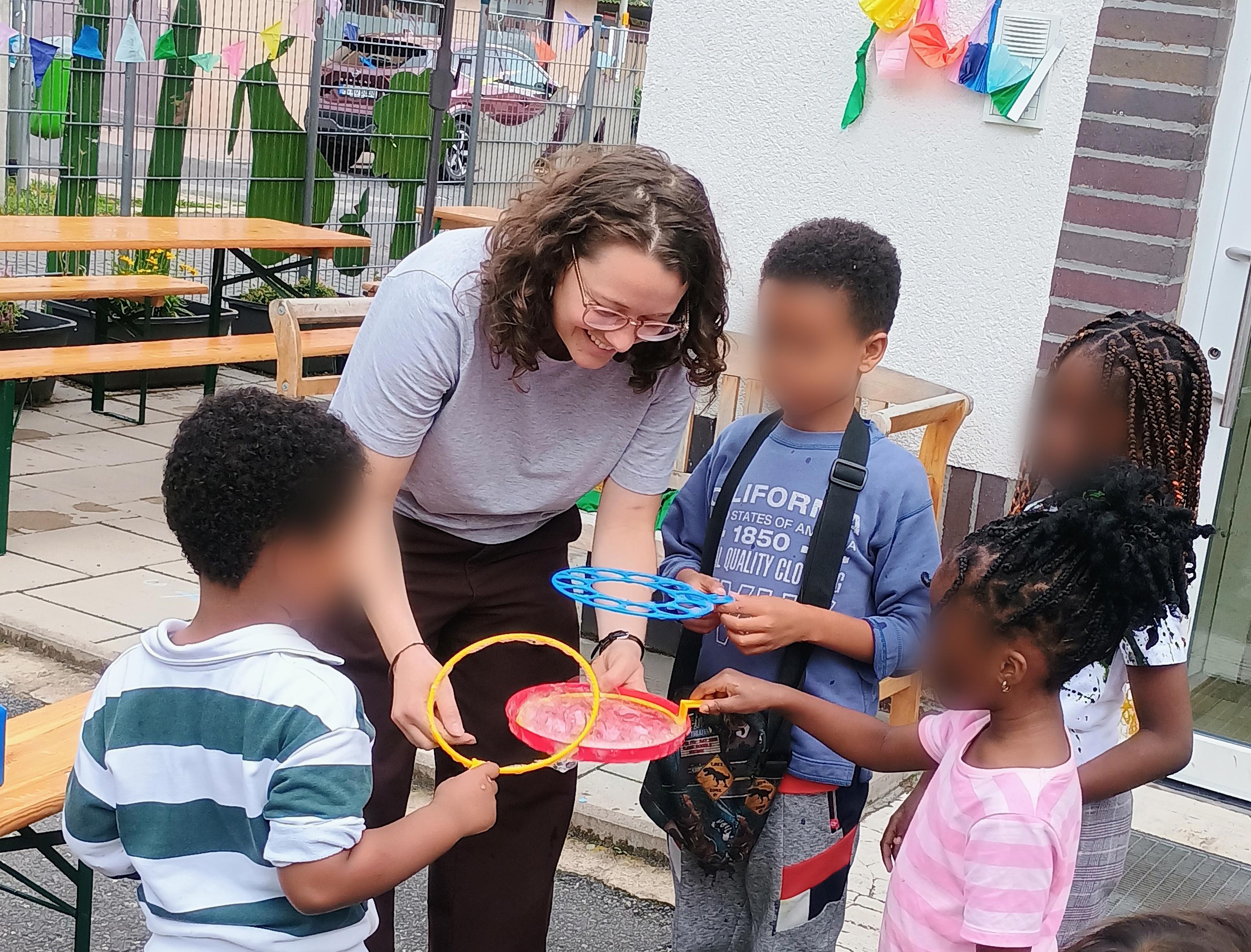 Die Riesenseifenblasen waren beim Sommerfest besonders beliebt.