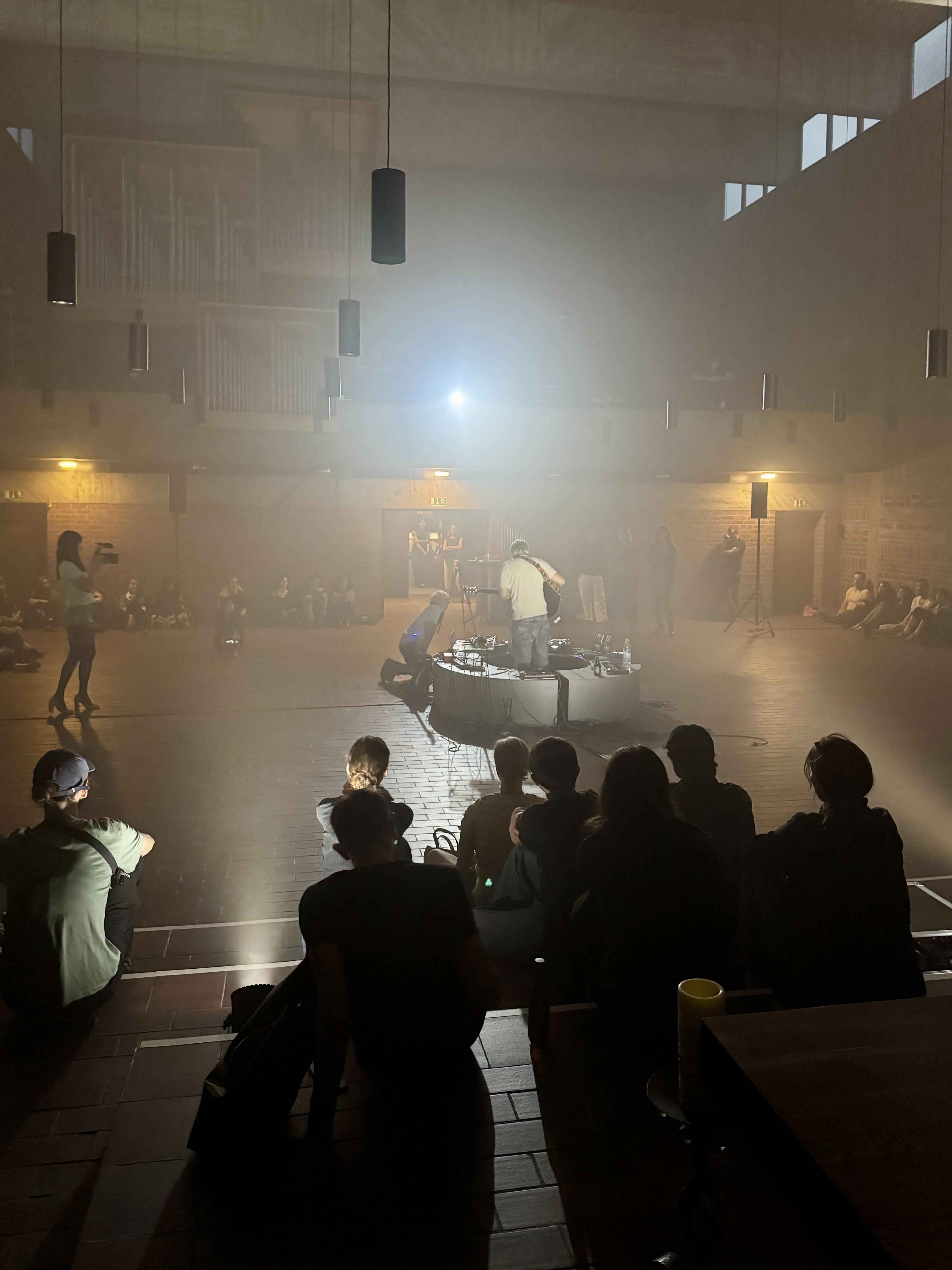 Die Veranstaltungsreihe "Sonic Sites" macht Kirchen als offene Resonanzräume für Klangkunst, Begegnung und zeitgenössische Kultur neu erfahrbar.  |  Foto: Luca Ganz/Kollektiv SCORE