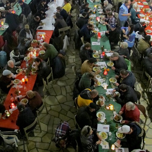 Gottesdienste, gemeinsames Essen, Musik – die lange Nacht in der Diakoniekirche bietet Wohnsitzlosen, Hilfsbedürftigen, Armen und Geflüchteten die Möglichkeit Weihnachten zu feiern.