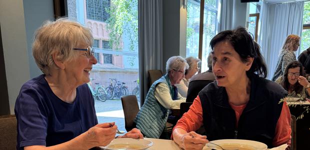 Unter dem Motto "Zusammen stark – gemeinsam statt einsam" finden die Offenen Mittagstische in Fechenheim und Riederwald statt.