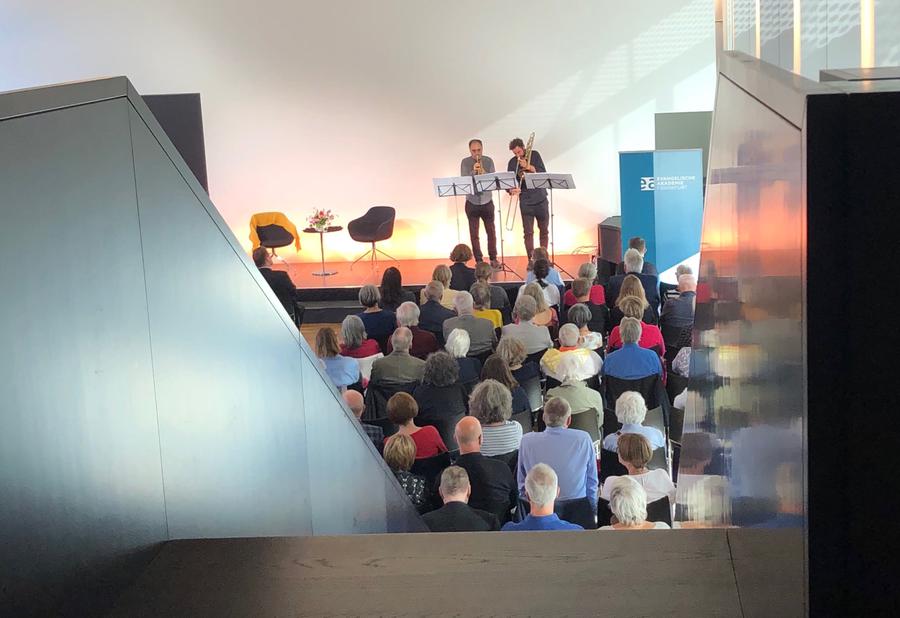 Im voll besetzten Saal der Evangelischen Akademie ging es um Tod und Vollendung. | Foto: Silke Kirch