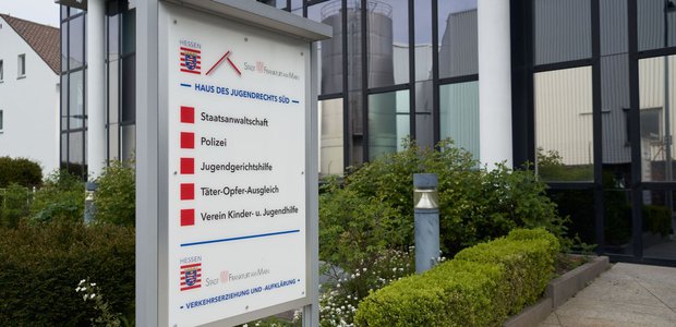Der vom Evangelischen Regionalverband getragene Täter-Opfer-Ausgleich ist einer der Bausteine in den Frankfurter Häusern des Jugendrechts. | Foto: Goy Le