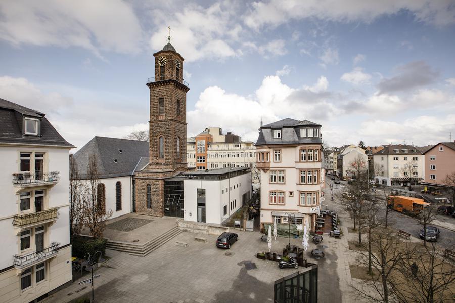 Die St. Jakobskirche am Bockenheimer Kirchplatz umfasst verschiedene Epochen: der Turm stammt aus der Mitte der 19. Jahrhunderts, die Kirche wurde nach dem Zweiten Weltkrieg wieder aufgebaut, das neue Gemeindehaus entstand 2005. | Foto: Rui Camilo