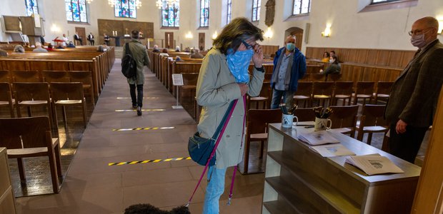 Abstand halten, Maske tragen und mehr: Hygiene-Schutzkonzepte sichern die Gesundheit der Gottesdienstbesucher*innen (hier in St. Katharinen)  |  Foto: Rolf Oeser