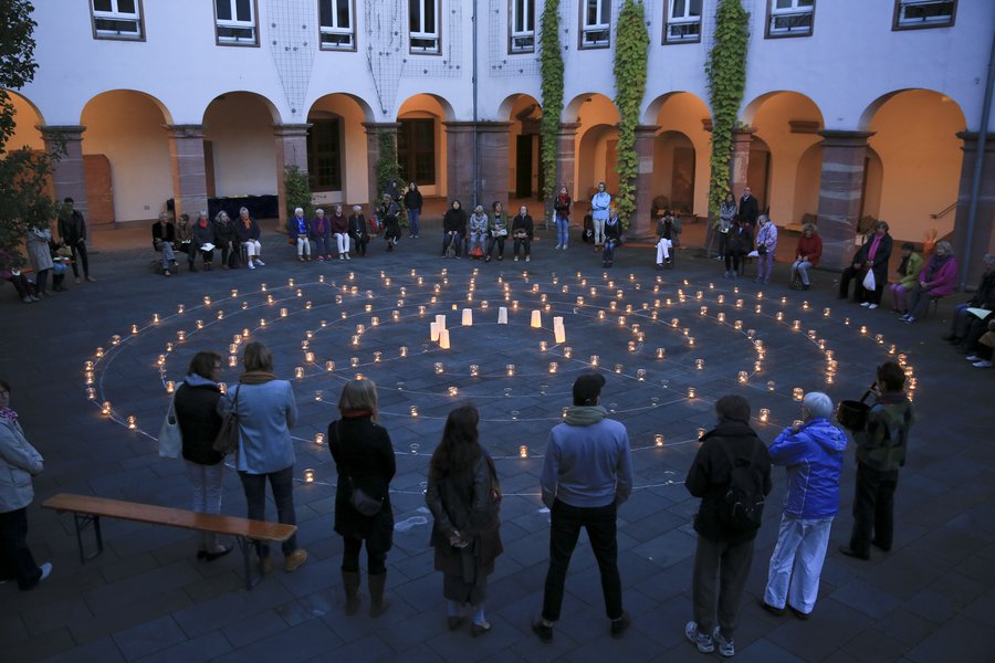 Stille finden: Dieses Foto entstand bei der Woche der Stille 2015 im Innenhof des Frankfurter Dominikanerklosters. Auch dieses Jahr soll es hier wieder ein Kerzen-Labyrinth geben. | Foto: Rolf Oeser