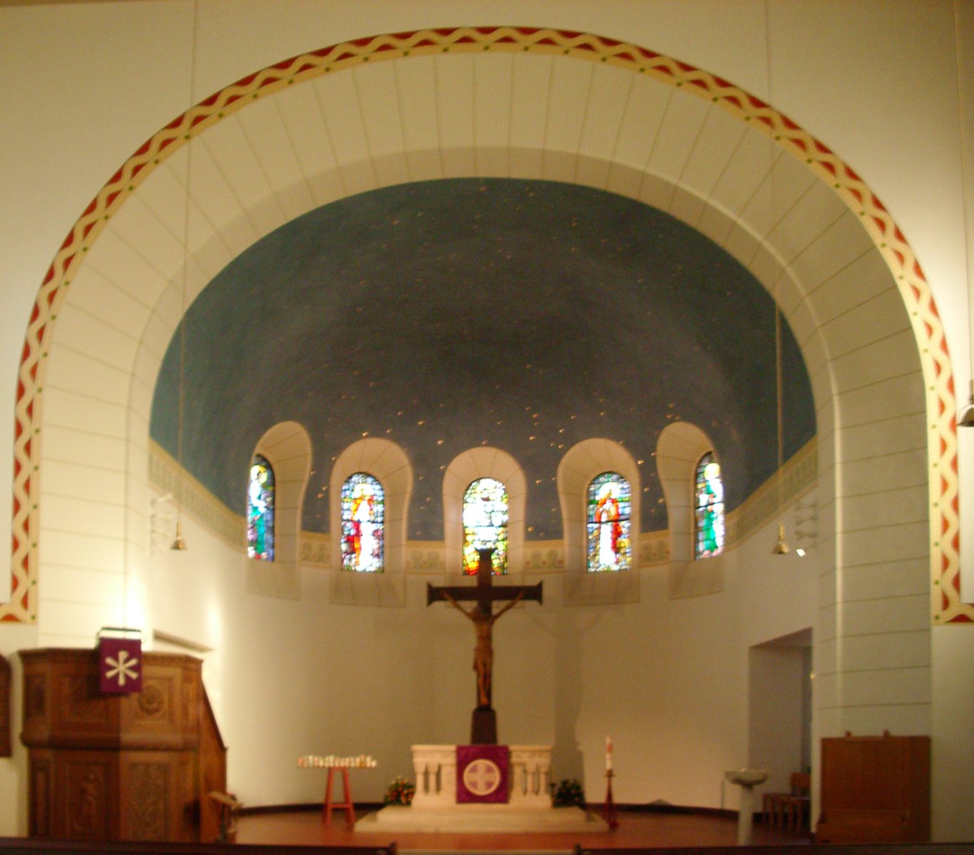 Der renovierte Innenraum der Martinuskirche in Frankfurt-Schwanheim