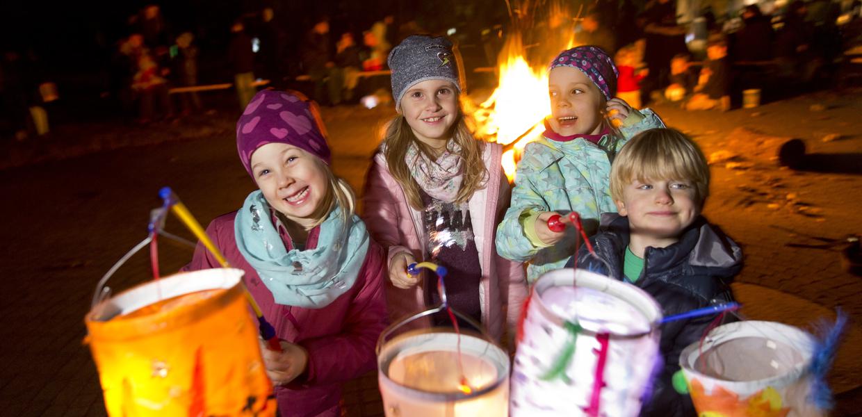 Kinder beim Martinsumzug  |  Foto: Rolf Oeser