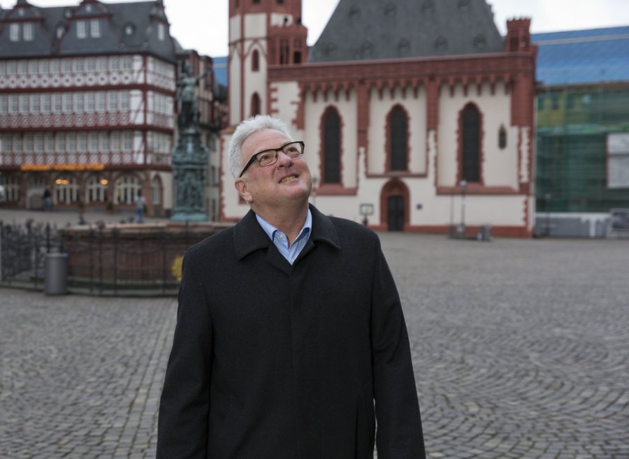 Jeffrey Myers - vor der Alten Nikolaikirche, seiner alten Wirkungsstätte - schaut frohgemut in die Zukunft.
