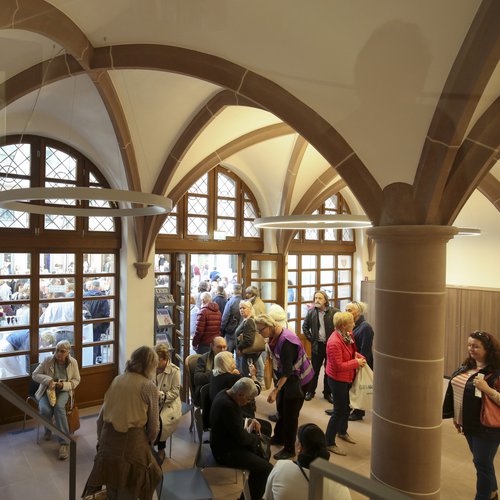 Gut besucht: Das Erdgeschoss des "Haus Nürnberg" mit seiner Gewölbedecke bei der Eröffnung der Neuen Altstadt.  |  Foto: Rolf Oeser