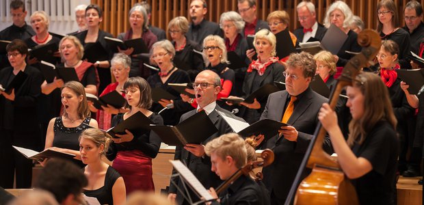 Der Interreligiöse Chor Frankfurt verbindet Menschen unterschiedlichen Glaubens und setzt sich mit religiösen Inhalten auseinander  |  Foto: Ilona Surrey