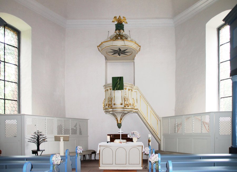Der Innenraum der Kirche wird von der Rokoko-Kanzel dominiert  |  Foto: Anne-Rose Dostalek