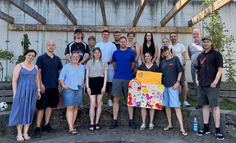 Das Team der Schulkindbetreuung an der Liesel-Oestreicher-Schule mit der neuen Kollegin. I Foto: Evangelischer Verein für Jugendsozialarbeit in Frankfurt am Main e.V.