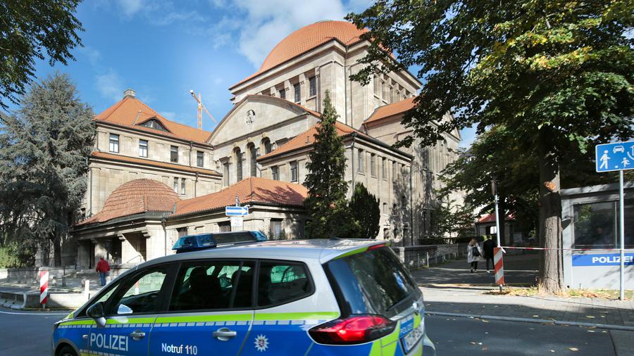 Der Polizeischutz vor der Synagoge gehört zum Alltag der jüdischen Mitmenschen in Frankfurt  |  Foto: Rolf Oeser