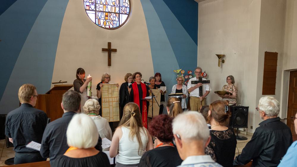 Prodekanin Amina Bruch-Cincar und Mitglieder des Kirchenvorstandes der Gemeinde nehmen Abschied von der Lukaskirche  |  Foto: Rolf Oeser