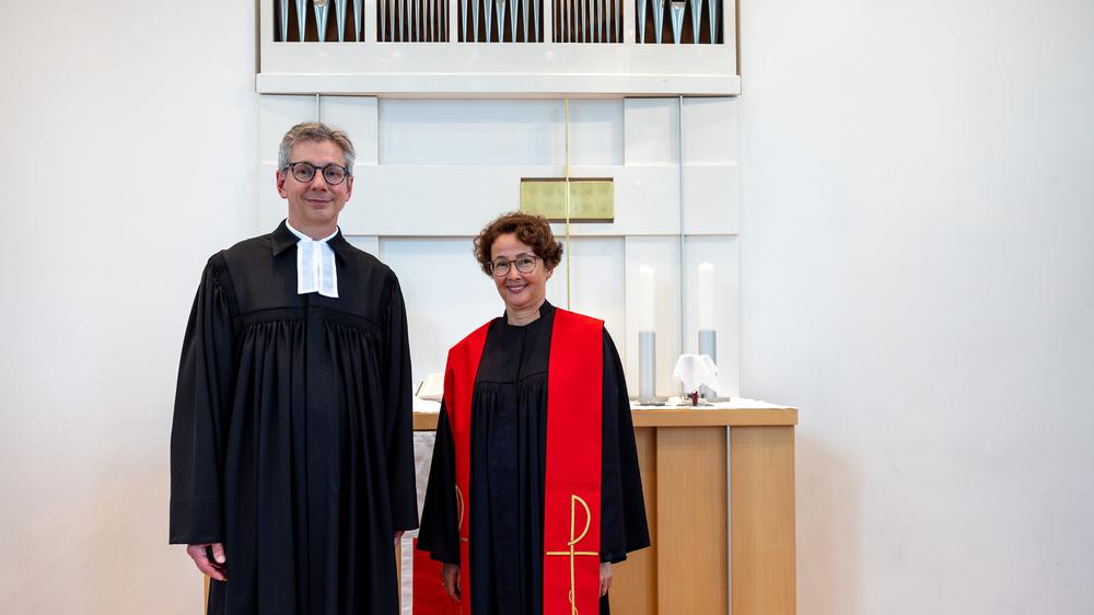 Pfarrer Arne Zick und Prodekanin Amina Bruch-Cincar in der Glaubenskirche |  Foto: Rolf Oeser
