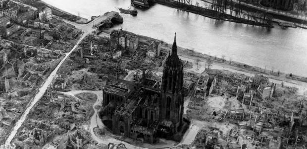 Nach dem Zweiten Weltkrieg lag Frankfurt in Trümmern  |  Quelle: commons.wikimedia.org