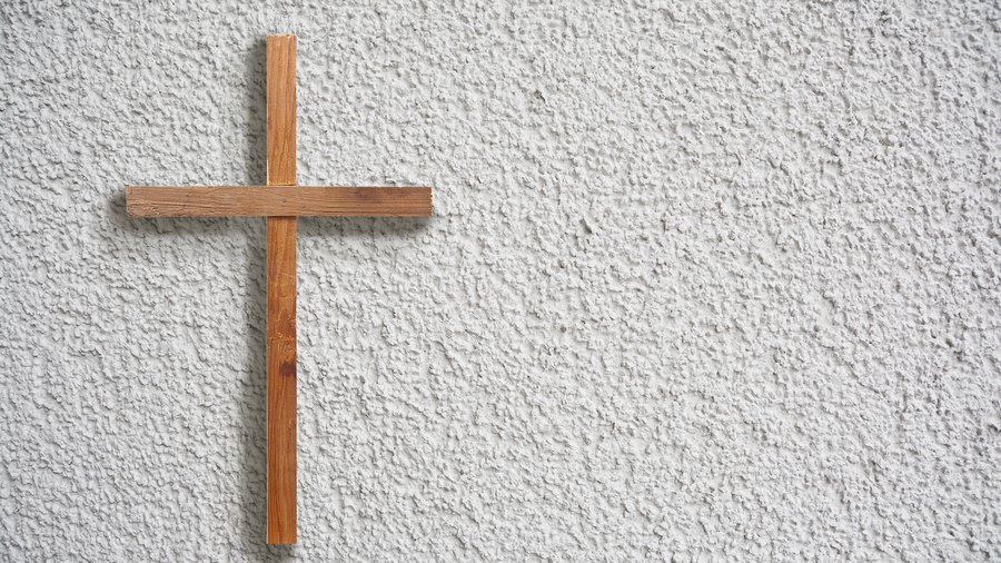 Wer das Kreuz als ein kulturelles Symbol interpretiert, höhlt es aus, missversteht und missbraucht es.
