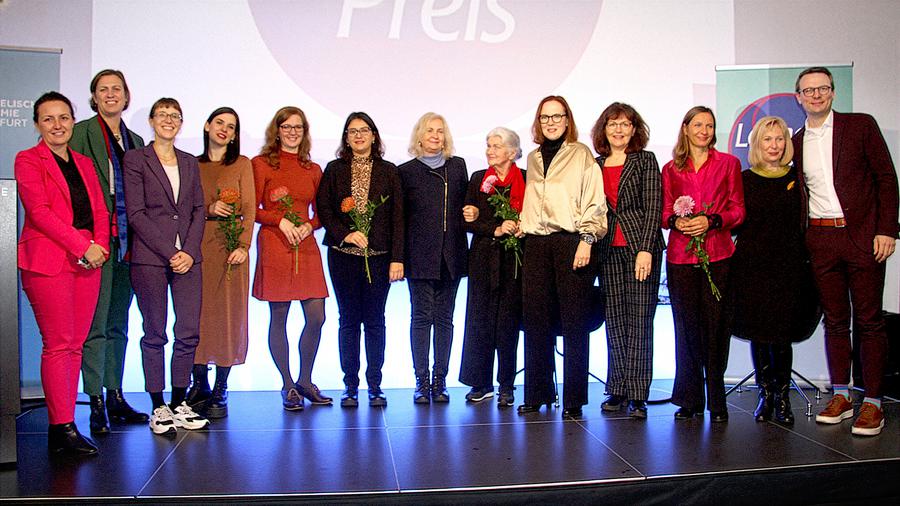 Die Preisträgerinnen des diesjährigen Leonore-Preis. (4. v.li. Christiane Nagel, daneben rechts Christine Wenona Hoffmann und Nasreen Sarah Shah)  |  Foto: Barbara Glasner