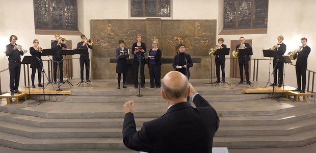 Ensembles der Frankfurter Bläserschule mit Solist Leon Tchakow und Sängerinnen der Schola Sankt Katharinen