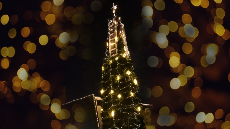 Strahlt und glitzert in der Nacht: Der Kirchturm der Osterkirche in Frankfurt-Sachsenhausen ist wohl Hessens größter Weihnachtsbaum.  |  Foto: Dr. Hans Michaelis