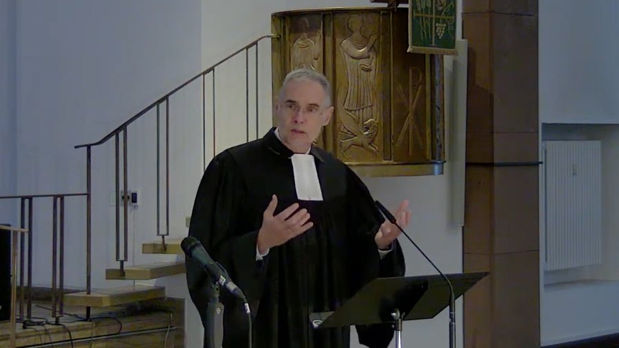 Stadtdekan Achim Knecht predigt in der Matthäuskirche