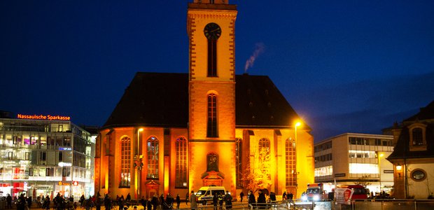Anlässlich des Internationalen Tags gegen Gewalt an Frauen leuchtet die St. Katharinenkirche an der Frankfurter Hauptwache in orangenem Licht  |  Foto: Rolf Oeser