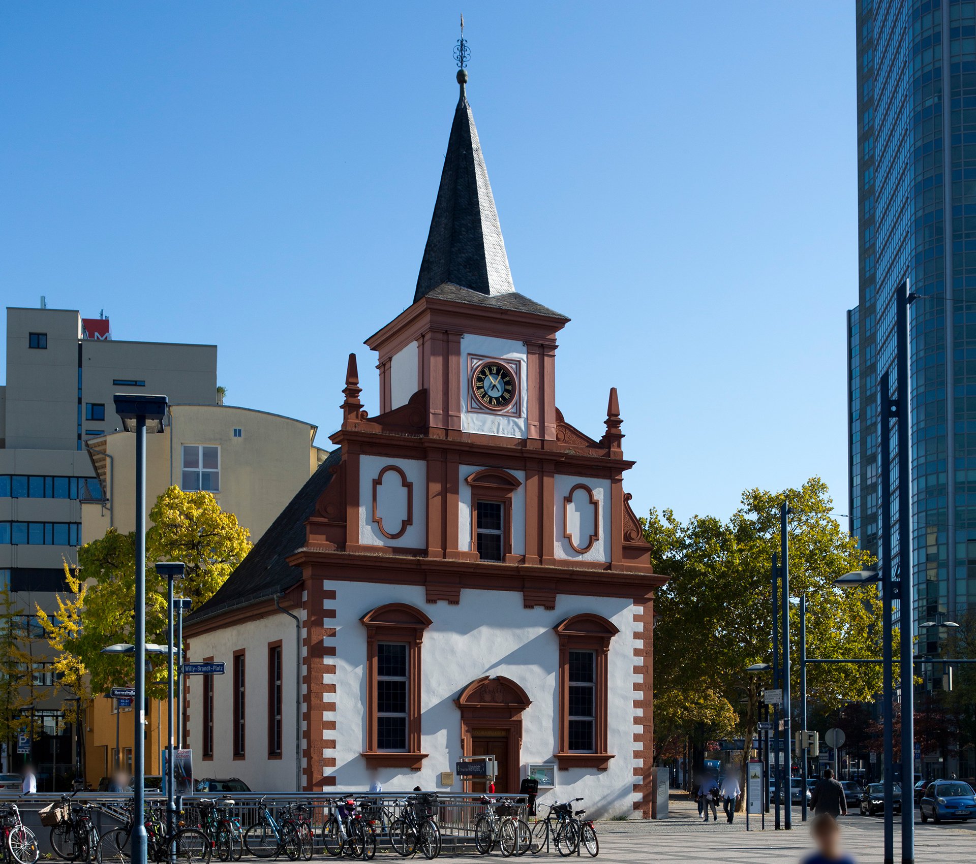 Die Stadtkirche liegt im Herzen Offenbachs  |  Foto: Rolf Oeser