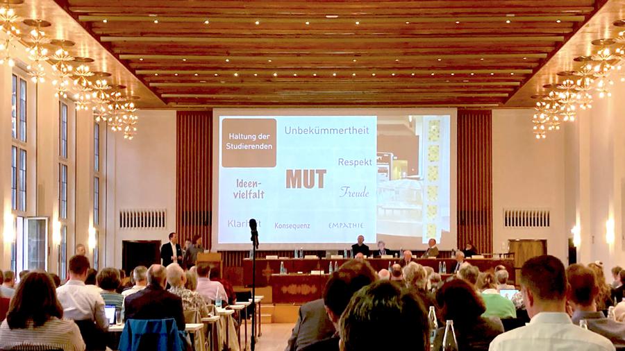 Die Delegierten des Evangelischen Stadtdekanats und Regionalverbandes Frankfurt und Offenbach tagten im Dominikanerkloster.  |  Foto: Bettina Behler